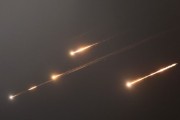 安宁伊朗以导弹齐射回应以色列的大规模袭击