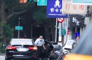 安宁台当局这个单位的公车，给了狗了